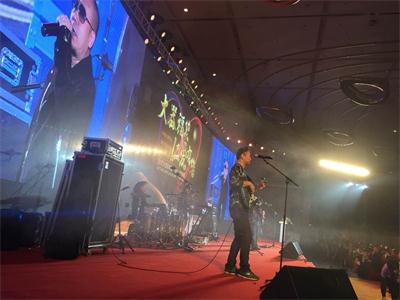 明星經(jīng)紀公司經(jīng)紀人蔣正力薦零點樂隊為大器資本慈善晚宴獻唱