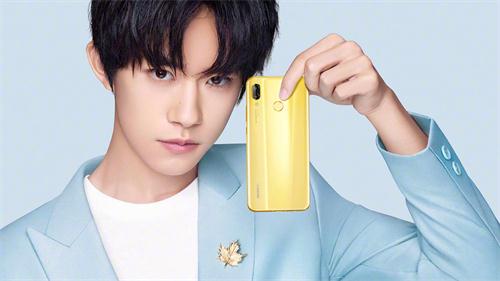 易烊千璽代言華為海報